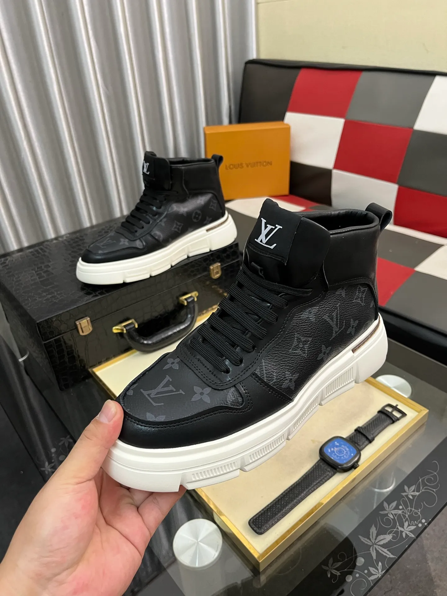 Men's shoes 💰420⌚️⌚️《Louis vuitton/LV Louis Vuitton》original quality.~ Unique modern style sneakers. 🏃A must-have casual shoe for trendy men😍😍 Original brand imported from Italy, imported original leather, cow lining (refuses to discolor and grind feet) Sole: Original sole specially provided by the original factory, French lazy style design Size: 38-442️⃣Colors available